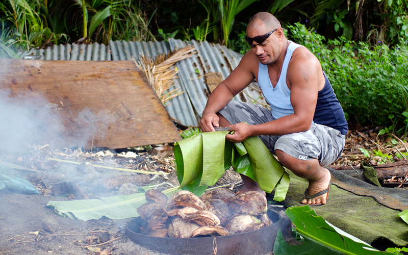 Für den traditionellen polynesischen Erdofen wird in der Erde eine Vertiefung ausgehoben.<br/><small>©Shutterstock/ChameleonsEye</small>