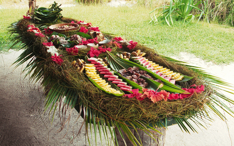 Die zubereiteten Speisen werden auf Bananenblättern angerichtet und mit Blüten dekoriertet. Hier ein gedeckter Mittagstisch auf Bora Bora, Französisch-Polynesien.<br/><small>©Shutterstock/Christophe Testi</small>