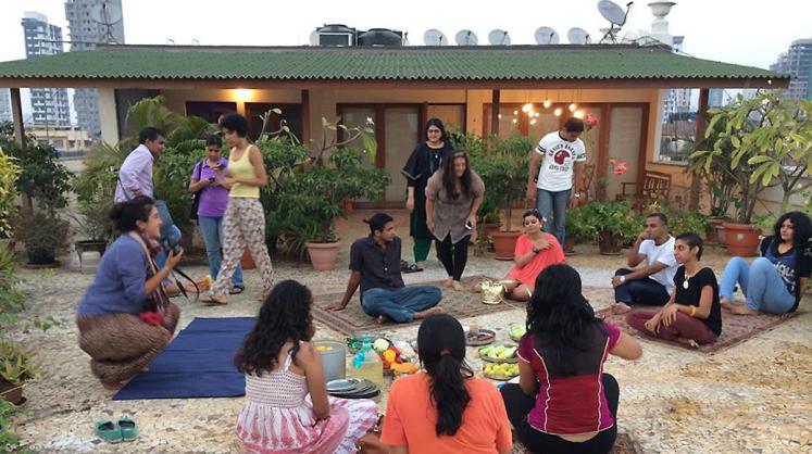 Making a meal of (raw) food together at the Flyover Farm, a community rooftop space in a crowded neighbourhood of Bombay.<br/><small>© Gitanjali Dang</small>